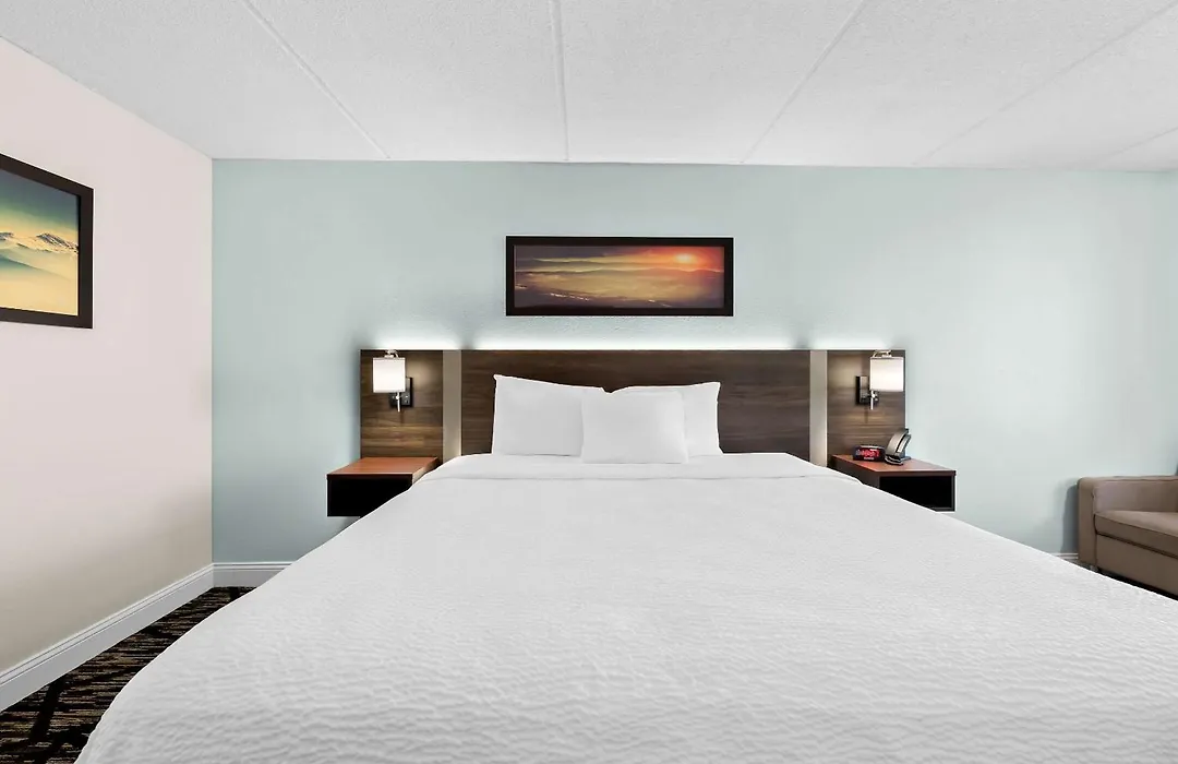 Clarion Inn & Suites Near The Leconte Center Pigeon Forge-1